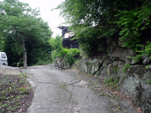 桂川への狭い坂道