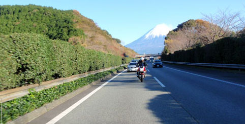 富士山をバックに快走するボルドーさん