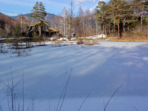 番所付近の凍った沼