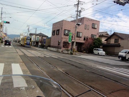 県道４号線を走行する路面電車