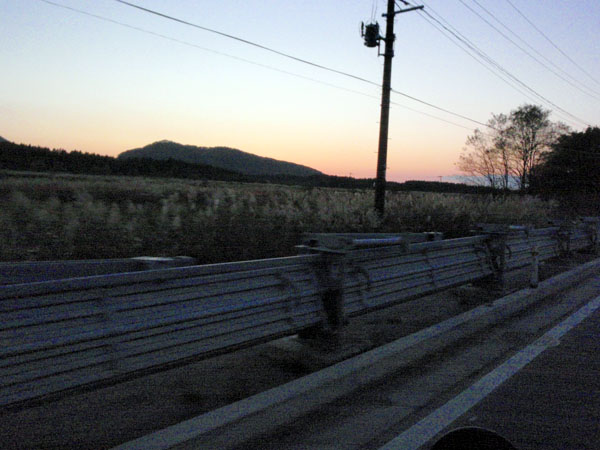 陽が暮れてきた国道４号線の風景