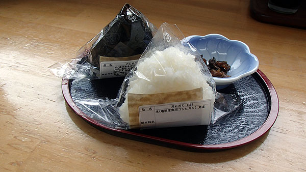 塩（１００円）と昆布（１４０円）のおにぎり２つ