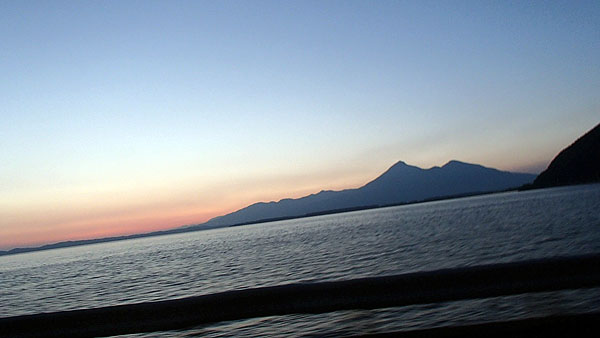 猪苗代湖越しにシルエットで見える磐梯山