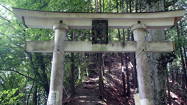 三峰神社の奥宮への登山道