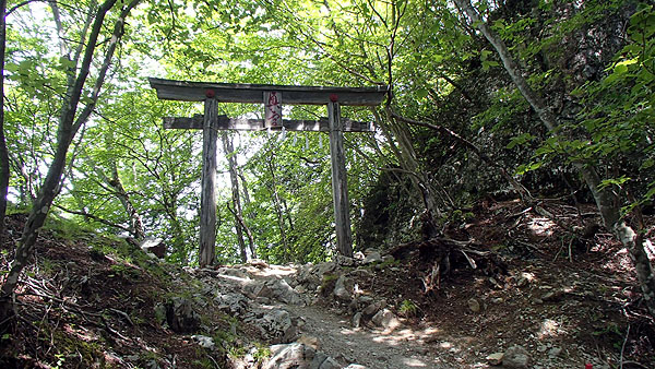 三峰神社の奥宮への登山道