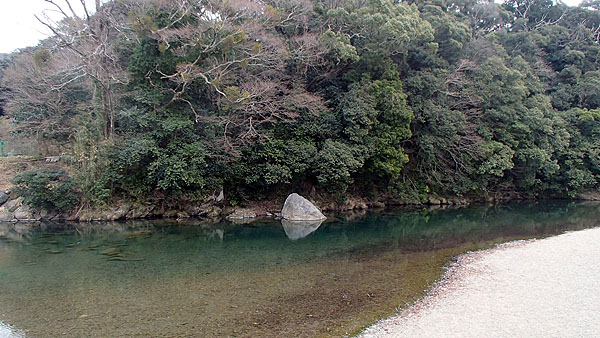 五十鈴川の静かな流れ