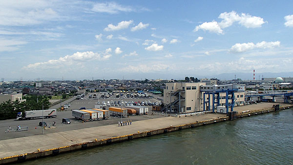 新潟港を出港