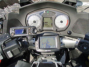 BMW ZUMO navigator を装着した後のコックピット。