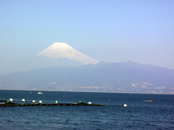海越しに見える富士山