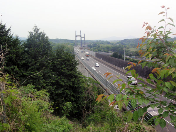 県道３６５号線から東名高速道路を見下ろす風景