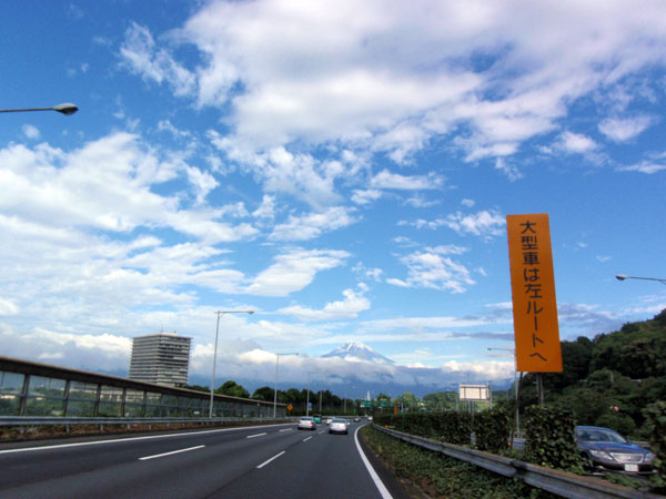 東名高速道路で富士山を前方に見ながら走行