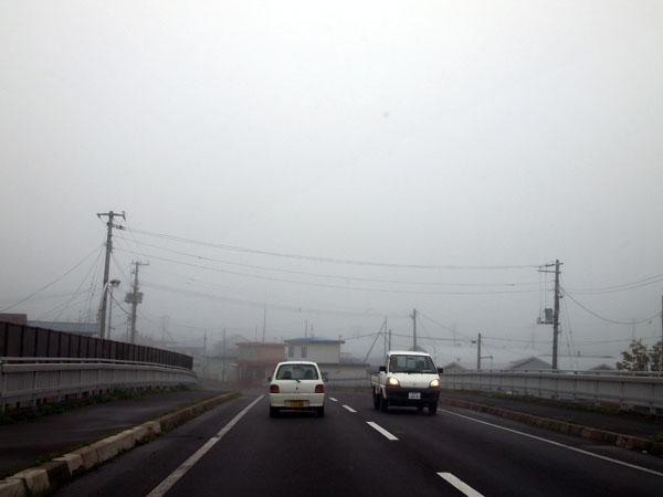 霧に包まれる街