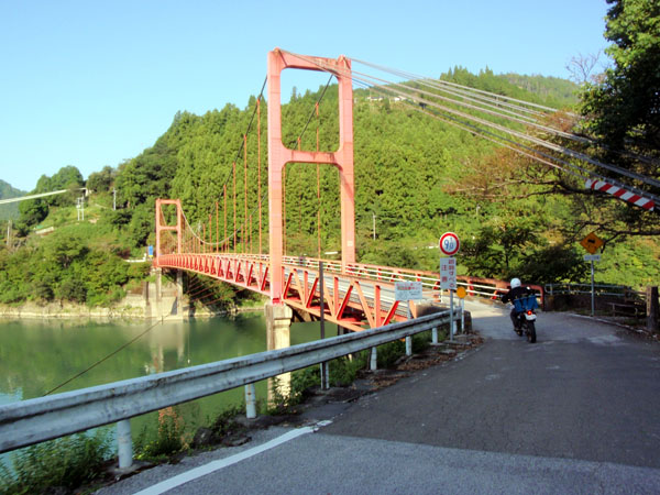 いざ、林道へ韮生川橋を渡った