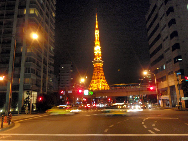 日本橋へと向かう途中、東京タワーを見た