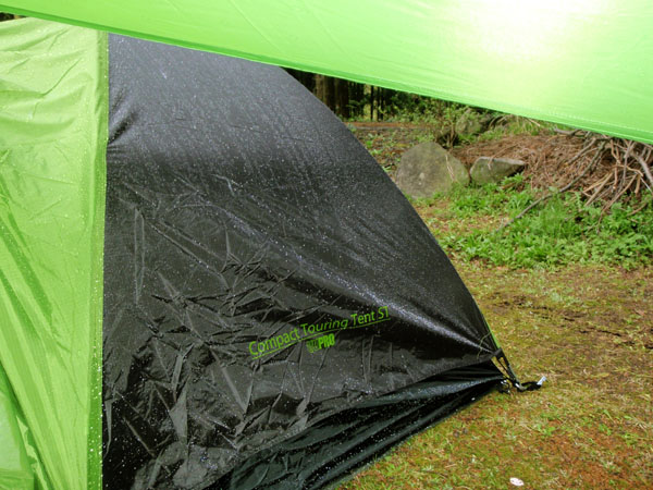 雨に濡れるテント