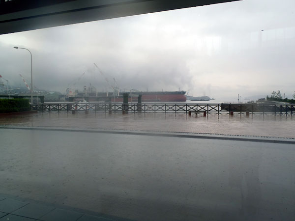 台風が近づく呉港