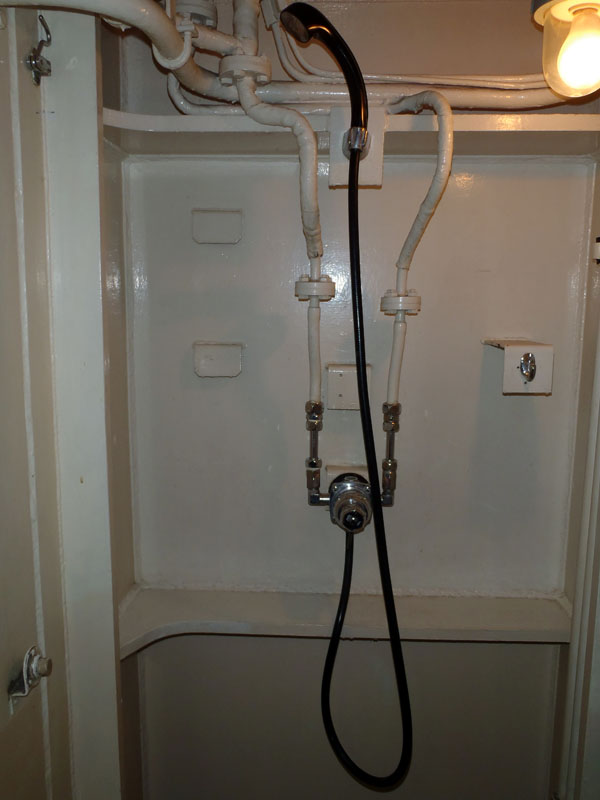 潜水艦のシャワールーム