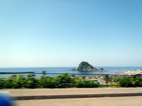 国道７号線、日本海を右手に見ながら走行す